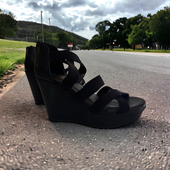 Torrid Black Stretchy platform wedge sandals. Zip up heel. Easy on off. 9.5 Wide - Picture 14 of 15